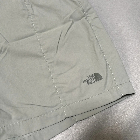 The North Face Shorts Womens 6 Belted Hybrid (H-3) - Picture 2 of 5
